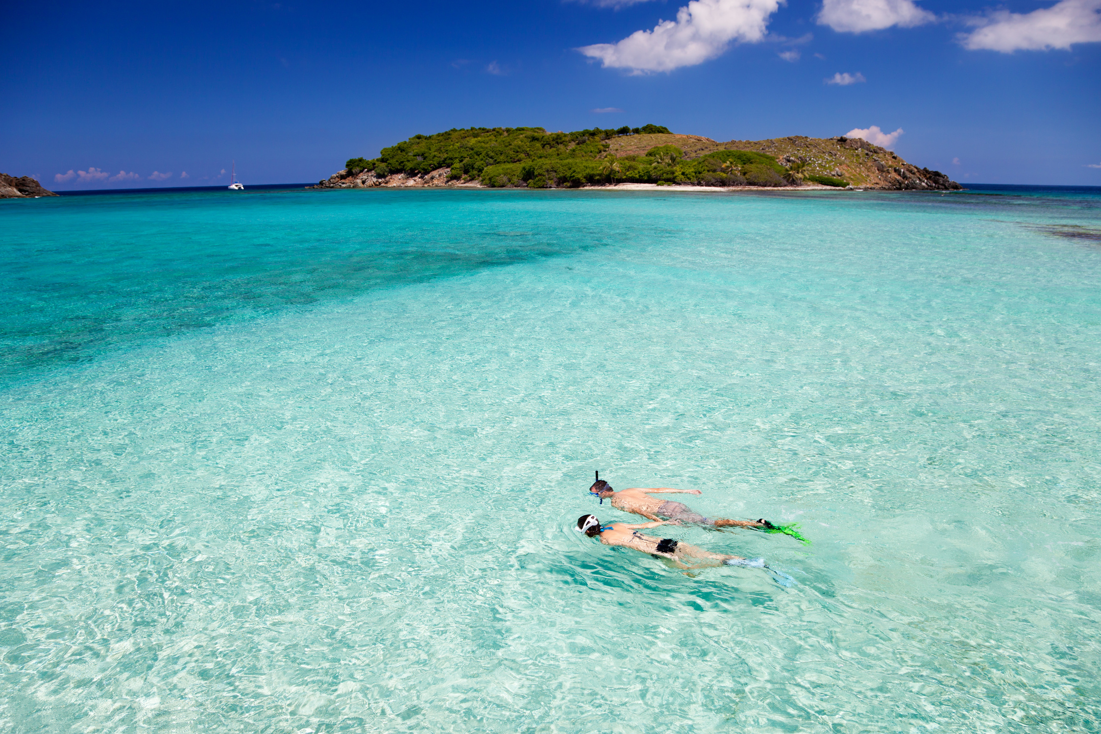 honeymoon couple snorkeling in the Caribbean